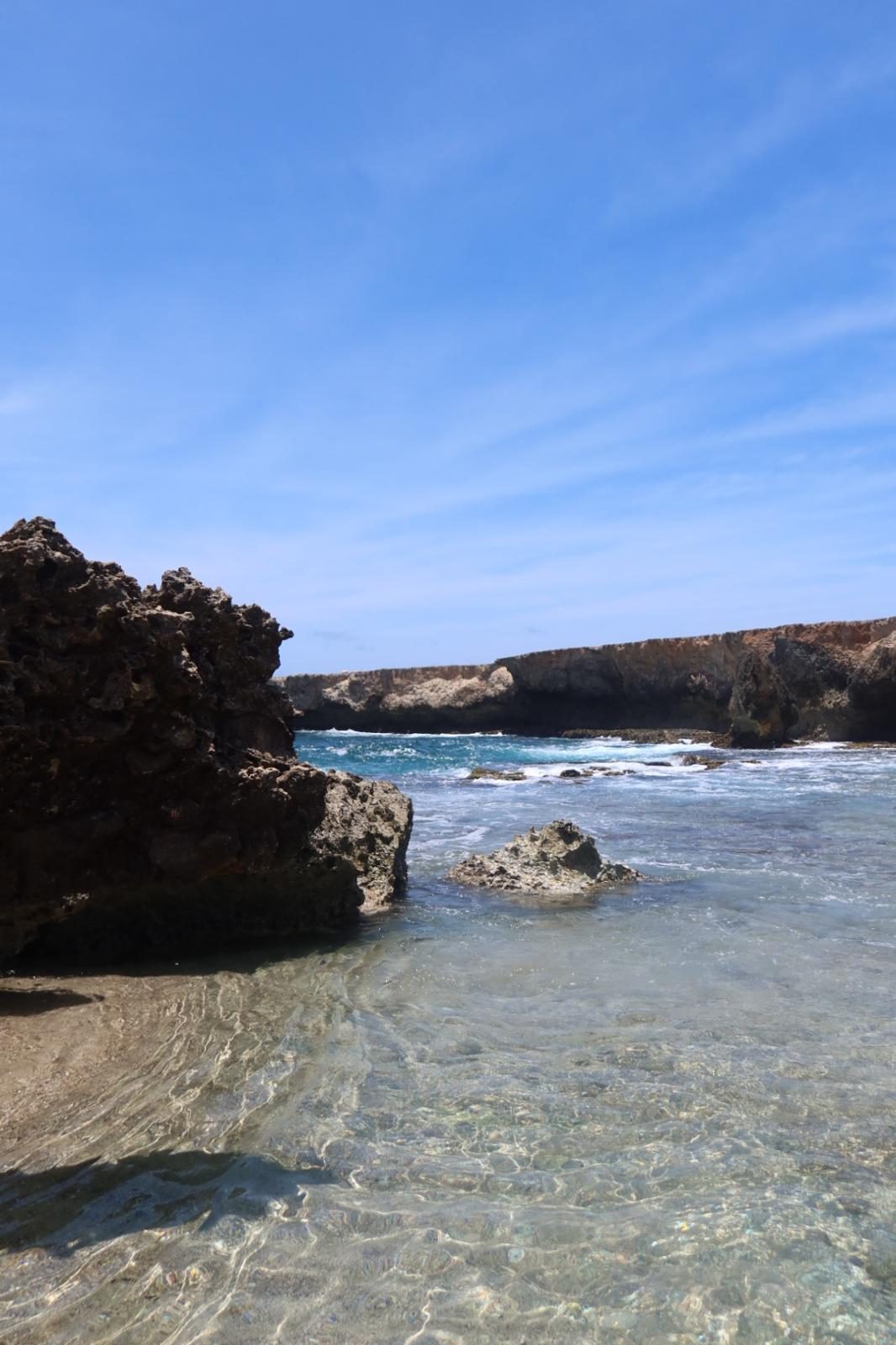 Ruige kustlijn met helder water en blauwe lucht op Bonaire