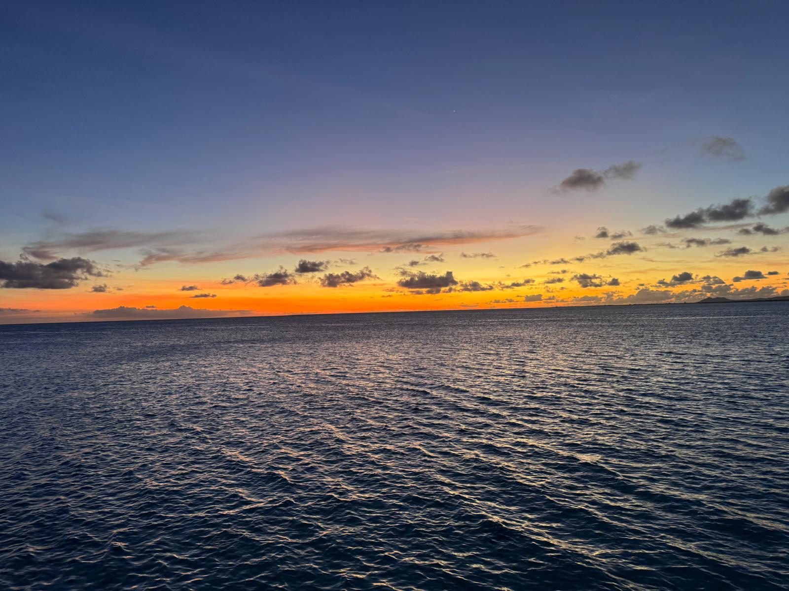 Oranje horizon boven de oceaan bij zonsondergang op Bonaire